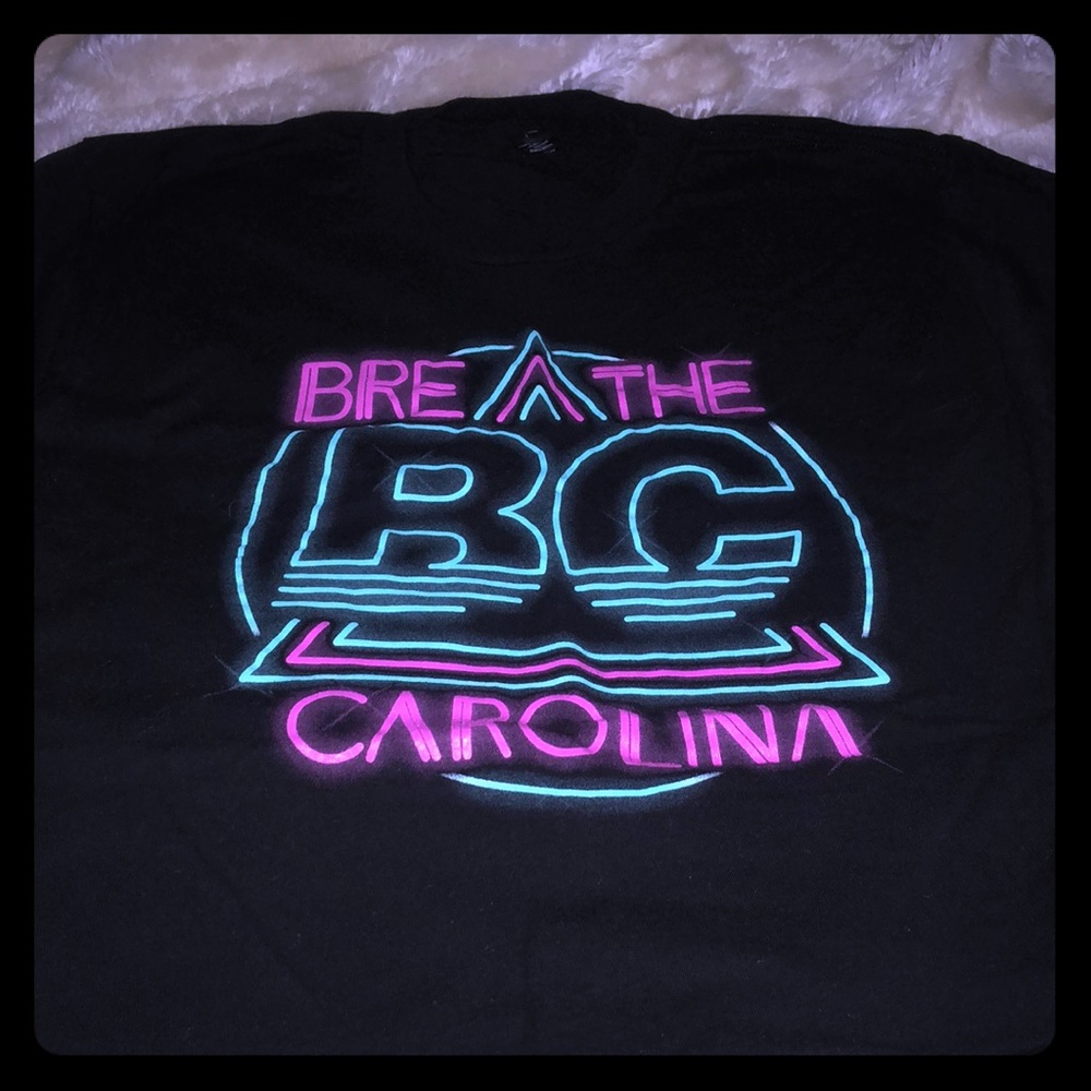 𝑩𝑹𝑬𝑨𝑻𝑯𝑬 𝑪𝑨𝑹𝑶𝑳𝑰𝑵𝑨    𝑻 𝑺𝑯𝑰𝑹𝑻